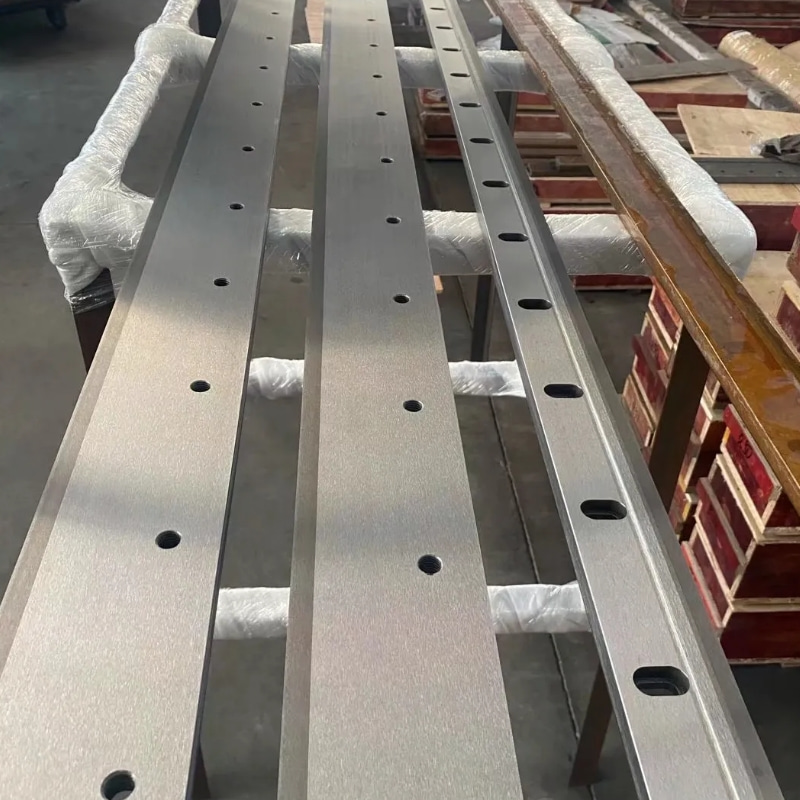 Paper sheeter and cross cutting knives